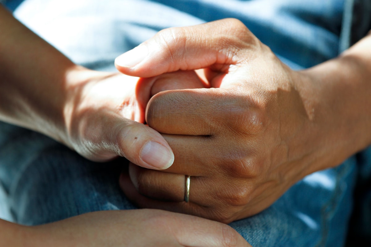 Sprijin medical: mâini care se țin, simbol al grijii